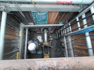 写真６　開削部施工状況（簡易推進機設置完了）